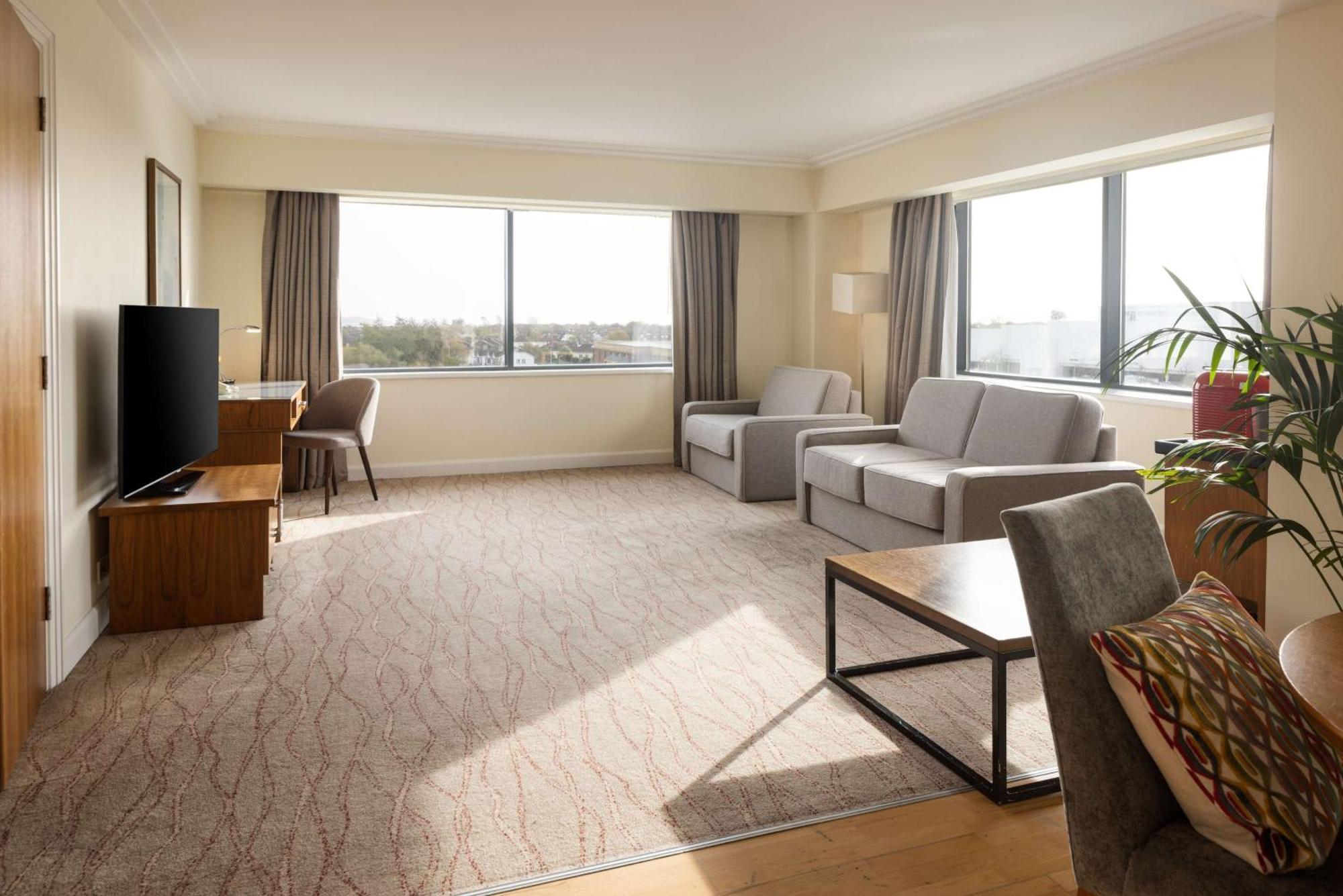 King Suite Lounge Area